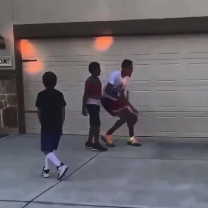 这就是NBA的实力德章泰-穆雷1v2各种秀拉杆折叠暴扣 这就是NBA的实力德章泰-穆雷1v2各种秀拉杆折叠暴扣